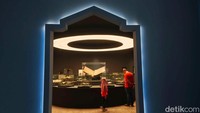 Suasana museum ramai namun tertib, menghadirkan kombinasi edukasi dan rekreasi yang menyenangkan.