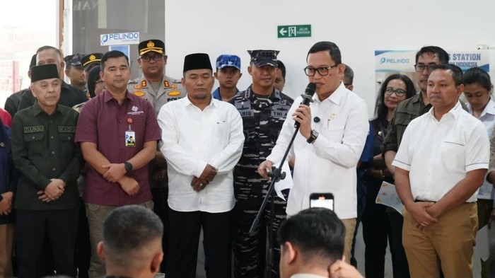 Menteri P2MI Karding bersama Gubernur Riau (Dok Diskominfotik Riau)