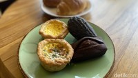 Selain salt bread, mereka juga punya beberapa pilihan kue lain, seperti egg tart, financier, dan madeleine dengan berbagai pilihan varian. Foto: Detikcom / Atiqa Rana
