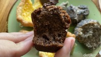 Callebaut Choco Financier bisa jadi pilihan jika suka cokelat. Tekstur luarnya renyah, tetapi dalamnya padat. Rasa cokelatnya manis dengan sedikit sentuhan gurih.  Foto: Detikcom / Atiqa Rana