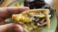 Kalau mau yang gurih bisa pesan Breakfast Tart (Rp 39.000). Dilengkapi smoked beef dan daun bawang. Cita rasanya perpaduan gurih dengan sentuhan manis vanilla. Foto: Detikcom / Atiqa Rana
