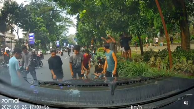 Motor lawan arah di Bogor.