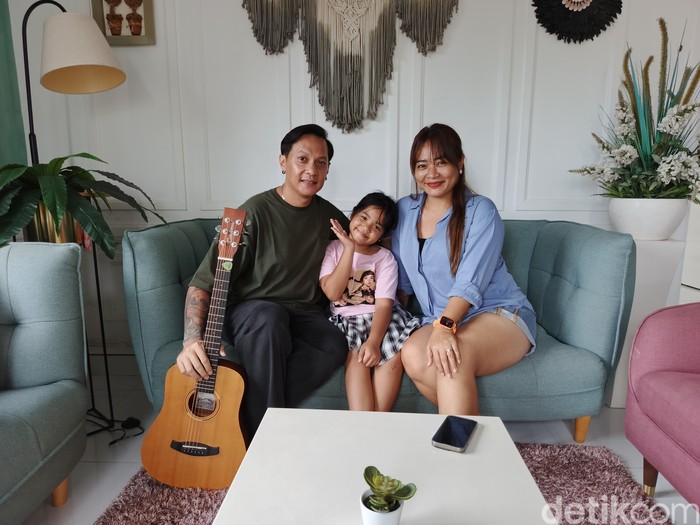 Mr. Rayen bersama keluarganya saat ditemui detikBali di kediamannya yang beralamat di Kelurahan Loloan Barat, Kecamatan Negara, Kabupaten Jembrana, Bali, Senin (26/5/2025). (I Putu Adi Budiastrawan/detikBali)