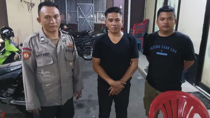 Paleku Faisyal Fahmi als Ican (tengah) saat diamankan polisi
