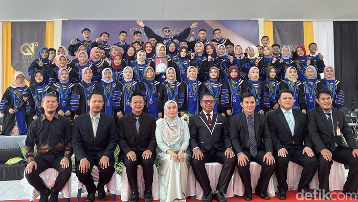Para lulusan SMA Unggulan CT Arsa Foundation Angkatan XIII saat berfoto bersama. (Foto: Finta Rahyuni/detikSumut).