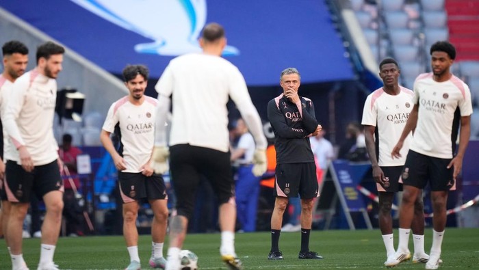 Luis Enrique head coach of PSG during the warm-up ahead of the UEFA Champions League Final 2025 between Paris Saint-Germain and FC Internazionale Milano at Allianz Arena on May 30, 2025 in Munich, Germany.