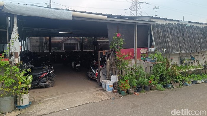 Parkiran Motor Pekerja di Rest Area
