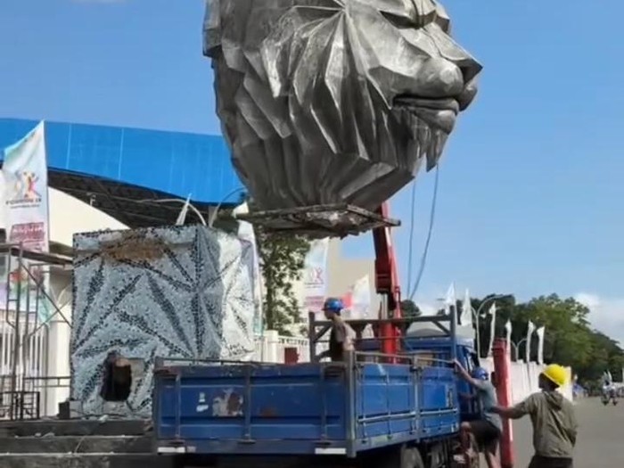 Patung kepala singa di Stadion Kanjuruhan dipindahkan jelang Porprov Jatim 2025.