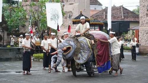 Peed Aya Buleleng menampilkan garapannya berjudul “Agra Buwana Raksa” di halaman Institut Agama Hindu Negeri (IAHN) Mpu Kuturan Singaraja, Sabtu (31/5/2025). (IST)