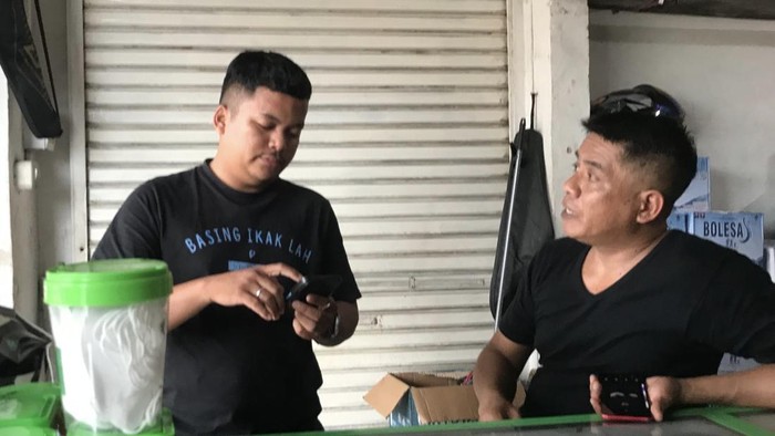 Pelaku menggunakan kaos hitam polos diamankan anggota Babhinkamtibmas Kelurahan Melintang.