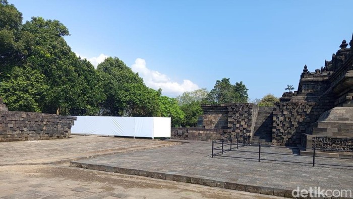 Penampakan akses jalan menuju stairlift dipasang papan berwarna putih di Candi Borobudur, Kabupaten Magelang, Sabtu (31/5/2025).