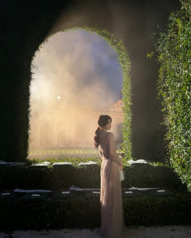 Penampilan bintang drama Korea Gyeongseong Creature itu dilengkapi dengan koleksi Lady Dior bag berwarna putih. Foto: dok. Instagram @xeesoxee