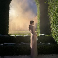 Penampilan bintang drama Korea Gyeongseong Creature itu dilengkapi dengan koleksi Lady Dior bag berwarna putih. Foto: dok. Instagram @xeesoxee