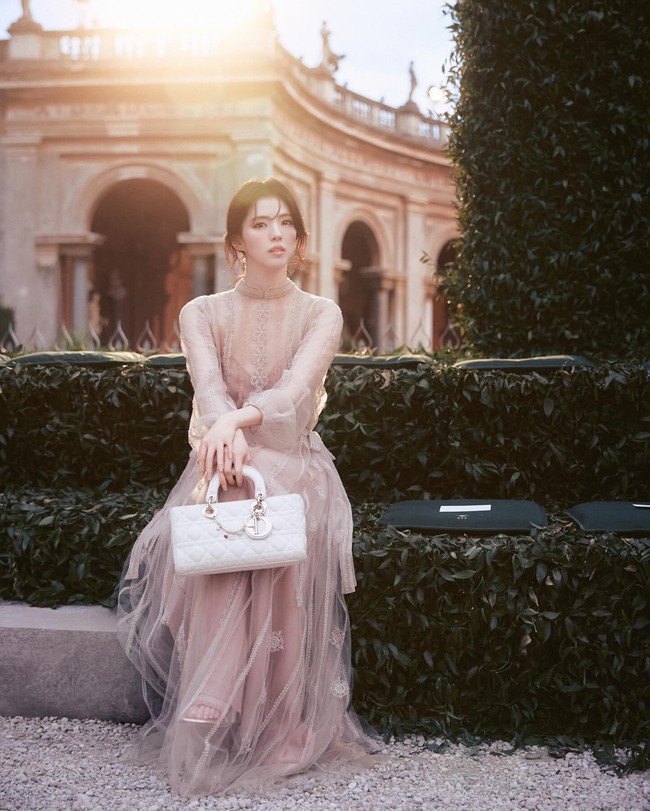 Peragaan busana tersebut menampilkan koleksi terakhir Maria Grazia Chiuri, yang meninggalkan posisinya sebagai Creative Director Dior setelah sembilan tahun. Han So Hee menjadi satu-satunya brand ambassador Dior asal Korea yang hadir. Foto: dok. Instagram @xeesoxee
