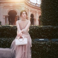 Peragaan busana tersebut menampilkan koleksi terakhir Maria Grazia Chiuri, yang meninggalkan posisinya sebagai Creative Director Dior setelah sembilan tahun. Han So Hee menjadi satu-satunya brand ambassador Dior asal Korea yang hadir. Foto: dok. Instagram @xeesoxee