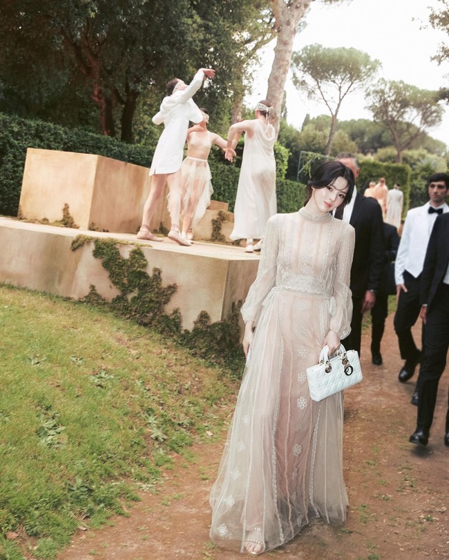 Aktris Korea Han So Hee menunjukkan eksistensinya sebagai tamu istimewa di peragaan busana Dior Cruise 2026 pada Selasa (27/5/2025) waktu setempat. Foto: dok. Instagram @xeesoxee