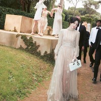 Aktris Korea Han So Hee menunjukkan eksistensinya sebagai tamu istimewa di peragaan busana Dior Cruise 2026 pada Selasa (27/5/2025) waktu setempat. Foto: dok. Instagram @xeesoxee