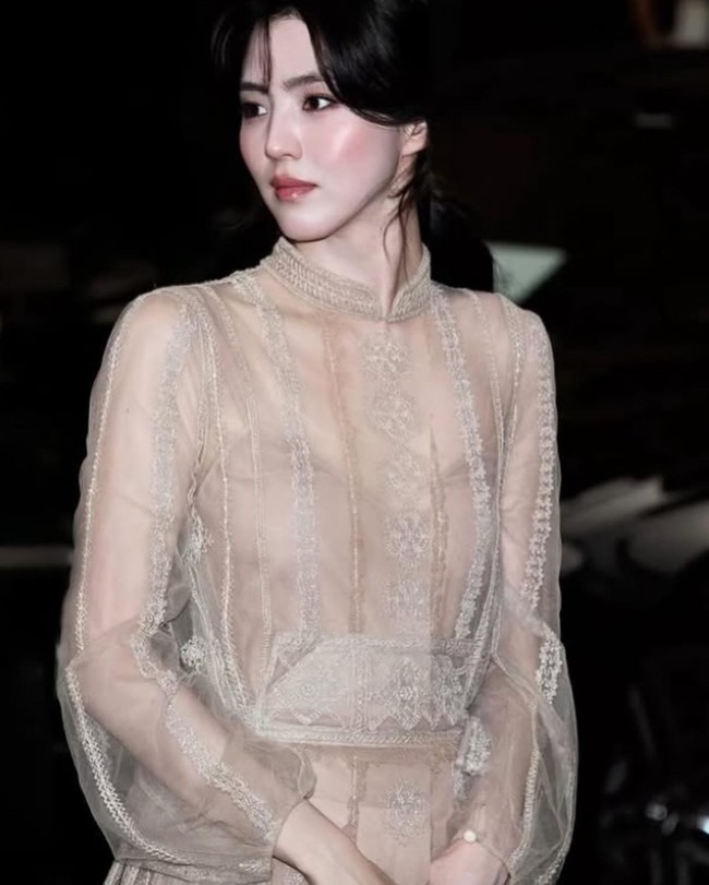 Dalam kesempatan itu, Han So Hee memancarkan keanggunannya dalam balutan long dress Dior bernuansa nude. Rambutnya tertata dengan model single braid hairstyle, beberapa poni dibiarkan terurai membingkai wajah sang aktris. Foto: dok. Instagram @xeesoxee