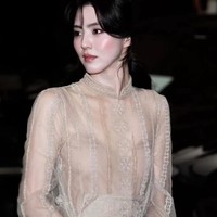 Dalam kesempatan itu, Han So Hee memancarkan keanggunannya dalam balutan long dress Dior bernuansa nude. Rambutnya tertata dengan model single braid hairstyle, beberapa poni dibiarkan terurai membingkai wajah sang aktris. Foto: dok. Instagram @xeesoxee