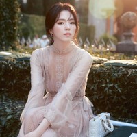 Han So Hee hanya dirawat oleh neneknya setelah orang tuanya bercerai saat kecil. Aktris asal Ulsan itu nekat pergi ke ibukota untuk mengejar karier akting dengan pegangan uang 300 ribu won. Dia bekerja selama lebih dari setahun di sebuah bar sebelum berhasil dapat tawaran akting. Foto: dok. Instagram @xeesoxee