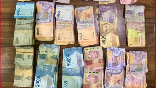 Sebagian barang bukti uang dari pencurian di sebuah minimarket di Denpasar Selatan, Rabu (28/5/2025).