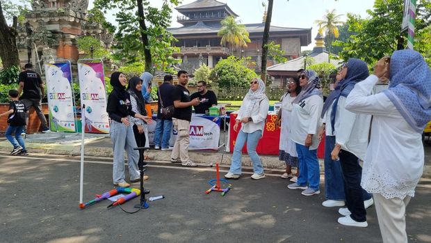 Pengunjung mencoba melucurkan roket dengan pompa di TMII.