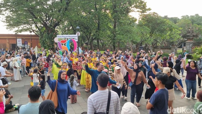 Seru-seruan Pengunjung TMII Goyang Gemu Famire Tutup Wisata Hari Ini