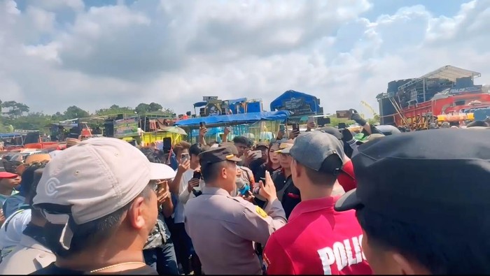 Petugas gabungan saat menertibkan karnaval yang menggunakan sound horeg di Bendokaton Kidul, Kecamatan Tayu, Pati, Sabtu (31/5/2025).
