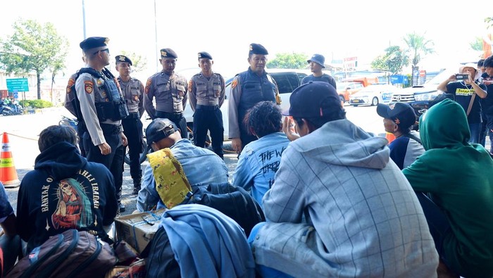 Petugas menangani kasus premanisme di Jatim.