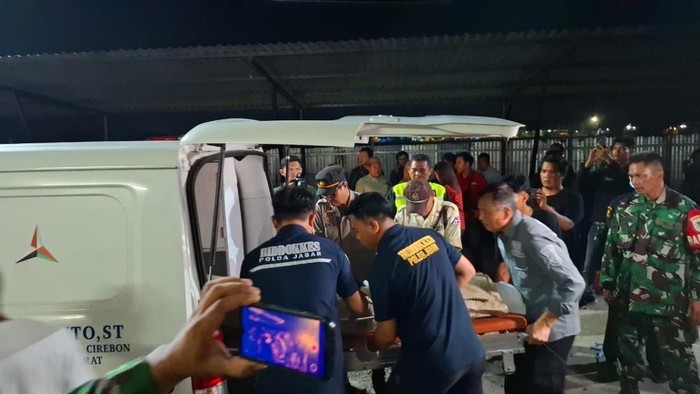 Petugas mengevakuasi korban longsor di Gunung Kuda Cirebon