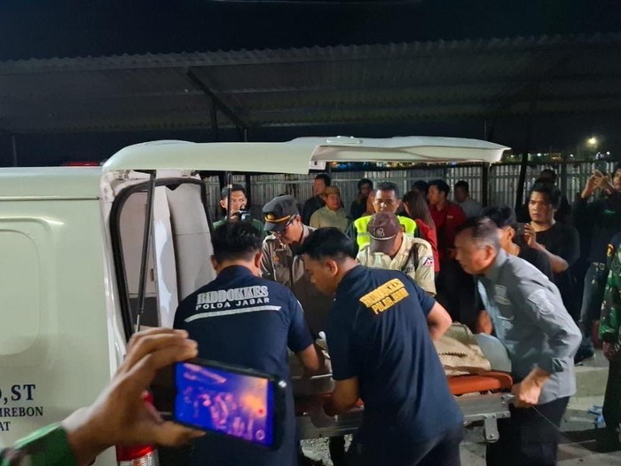 Petugas mengevakuasi korban longsor di Gunung Kuda Cirebon Petugas mengevakuasi korban longsor di Gunung Kuda Cirebon