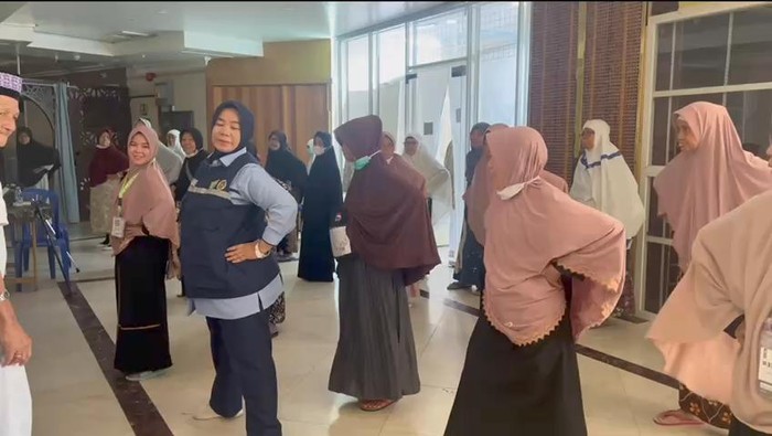 Petugas Penyelenggara Ibadah Haji (PPIH) menggelar senam bagi jemaah haji lanjut usia (lansia).