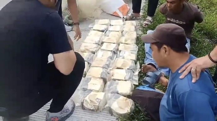 Polda Sumut membongkar 30 kilogram sabu yang dikirim melalui perairan Malaysia di kampung nelayan wilayah Kabupaten Langkat.