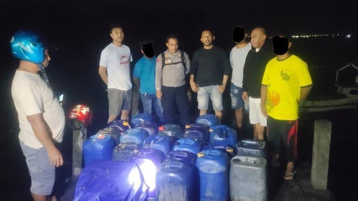 Polisi menyita 29 jaringan solar ilegal dari kapal nelayan di Kabupaten Kepulauan Tanimbar.