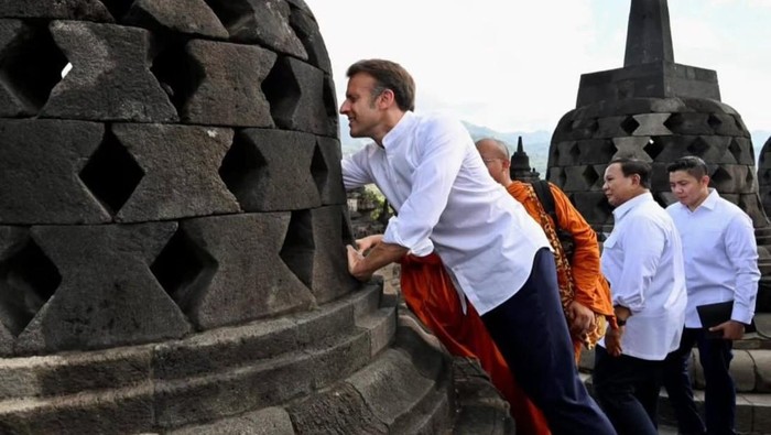 Presiden Macron memegang patung Buddha di dalam stupa Candi Borobudur. (dok Instagram Sekretariat Kabinet)