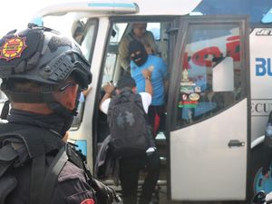 100 Napi Risiko Tinggi di Riau Dipindah ke Nusakambangan, Dikawal Brimob-TNI