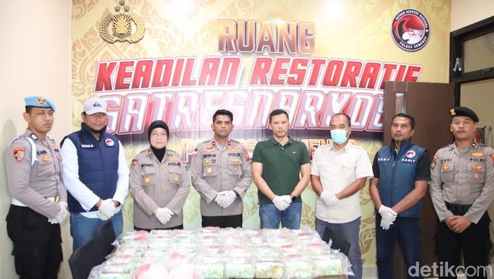 Proses penyerahan narkoba ke Ditresnarkoba Polda jatim di Polres Sumenep
