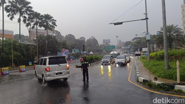 Rekayasa sistem satu arah atau one way di Jalan Raya Puncak, Bogor, Jawa Barat, berakhir sore ini. Lalu lintas kembali bisa dilalui normal dua arah. (Rizky/detikcom).