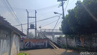 Sebelum memasuki pintu belakang, ada sebuah jembatan penyeberangan orang (JPO) yang biasa digunakan warga. JPO tersebut bisa menghubungkan ke sisi lain Desa Bojong Nangka.