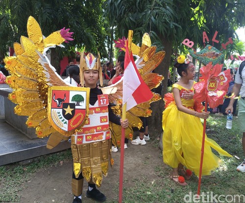 Salah satu peserta dari SD 11 Padangsambian, Pande Putu Agratama, saat menampilkan kostum bertemakan Garuda di Lapangan Puputan Badung, Sabtu (31/5/2025). (Ni Made Lastri Karsiani Putri-detikBali)