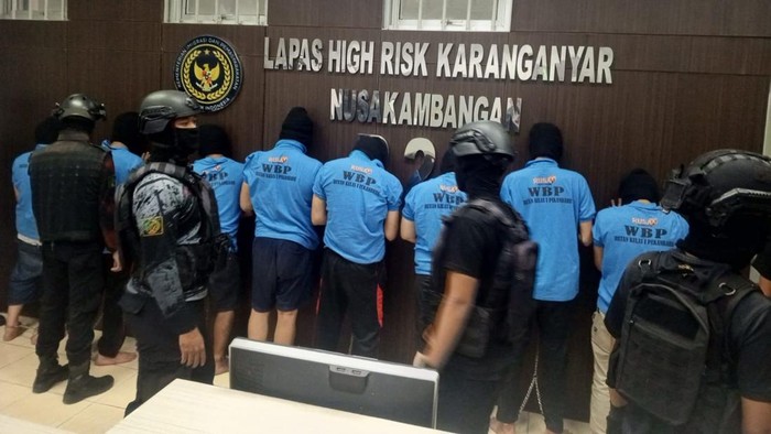 Sebanyak 100 narapidana high risk (berisiko tinggi) dipindah ke Lapas Nusakambangan, Jumat (30/5/2025).