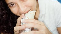 Momen lain dari Sitha Marino ketika menikmati jajanan. Ia membeli sebungkus kebab yang isi dagingnya padat. Foto: detikFood/Yenny Mustika Sari