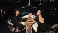 Momen romantis keduanya juga pernah dibagikan ketika makan malam di restoran mewah. Mereka tampak tersenyum manis saat berpose. Foto: detikFood/Yenny Mustika Sari