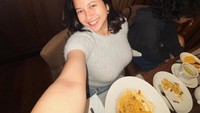 Aktris 25 tahun ini memang sering terlihat makan di sebuah restoran. Ia membagikan momennya ketika menikmati pasta yang creamy lezat. Foto: detikFood/Yenny Mustika Sari