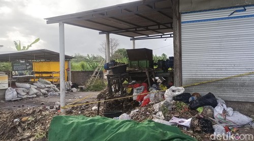 Situasi TPS3R Gelgel, Klungkung, yang diberi garis polisi setelah anak 14 tahun tangannya hancur masuk mesin pencacah, Sabtu (31/5/2025). (Ni Komang Ayu Leona Wirawan)