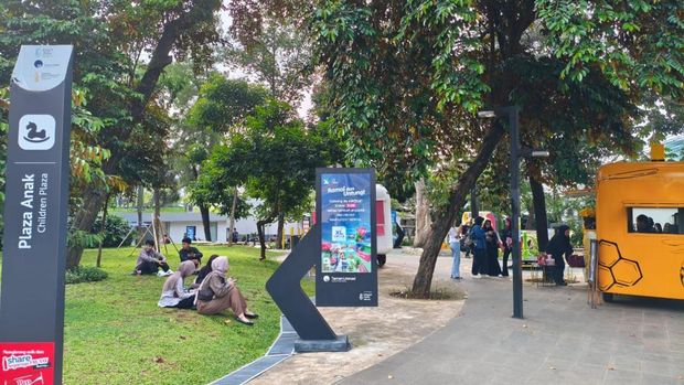 Suasana warga menikmati libur akhir pekan di Taman Literasi, Jakarta.