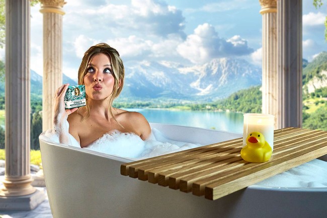 Produk yang dirilis Sydney Sweeney dan Dr. Squatch ini diberi nama Sydney’s Bathwater Bliss. Sabun ini akan tersedia mulai 6 Juni 2025 dengan harga sekitar US$8–US$12 (Rp 130 ribuan - Rp 195 ribuan), dijual terbatas hanya 5.000 batang dan disertai sertifikat keaslian. Foto: Dok. Dr. Squatch