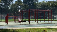 Area fitnes dan lapangan sepakbola dengan hamparan rumput sintetis sudah rampung diperbaiki.
