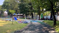 Taman ini dilengkapi wahana permainan anak. Namun disisi lain masih ada perbaikan yang belum tuntas.
