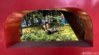 Meski belum dibuka, anak-anak nampak asyik bermain di taman ini.
